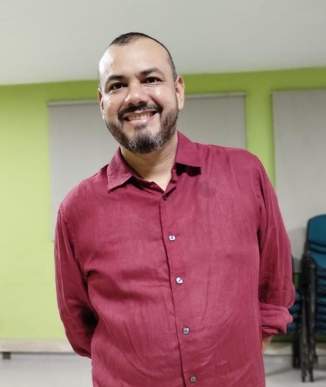 Los poemas son los protagonistas en el  libro 'Alumbrar por dentro de la derrota'