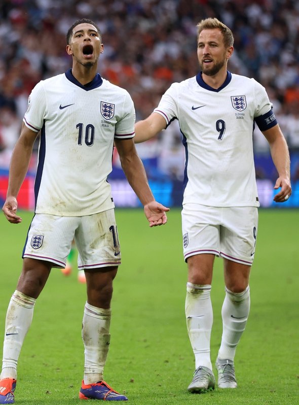 Inglaterra y España avanzaron en la Euro