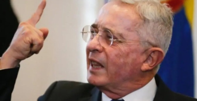 Aceptan queja de la defensa de Álvaro Uribe