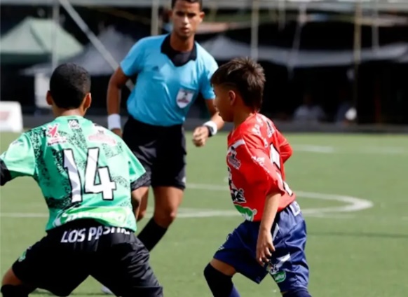 Rueda el balón en el Baby Fútbol