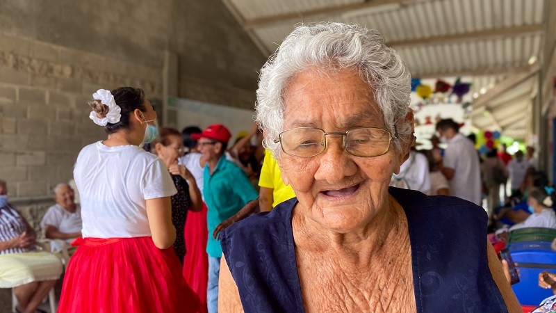 Más de 500 adultos mayores reciben beneficios
