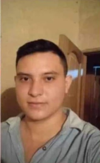 Se le metió a un camión y se mató