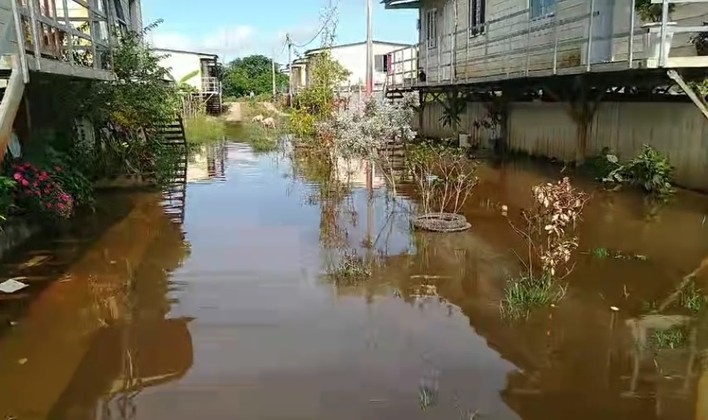 Casas palafíticas se inundan