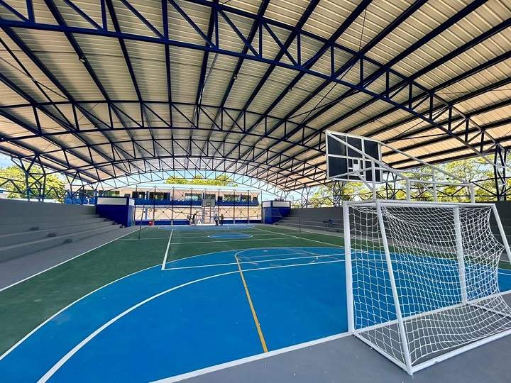 Ismael Contreras estrena polideportivo
