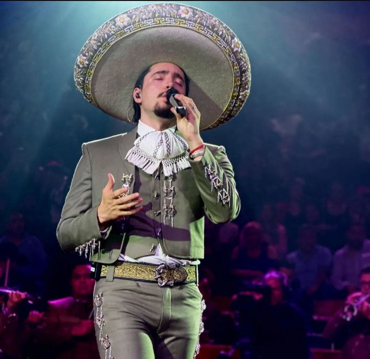 Alex Fernández llegará a Colombia para recibir el gran homenaje a su abuelo Vicente Fernández en los premios latino music awards 2024