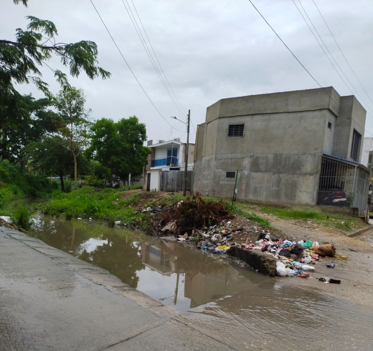 Las aguas reclaman su curso en barrios de Sincelejo