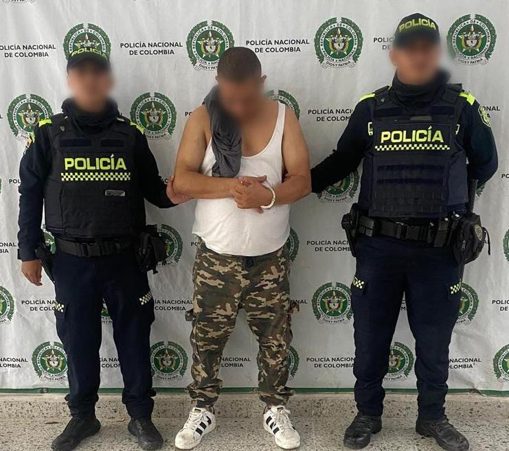 Además de pegarle, le partió el celular, la nevera y una motocicleta