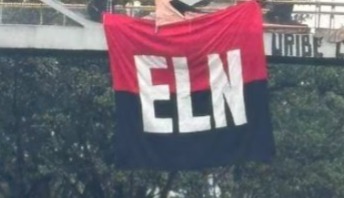 Otra bandera del ELN colgada en un puente peatonal