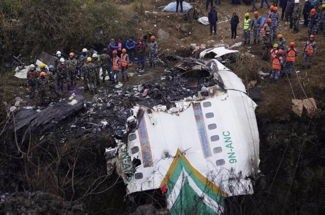Avión se estrella en Nepal, deja 18 muertos y solo se salva el piloto
