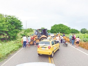 Bloquean vía por falta de pago, contratista debe responder