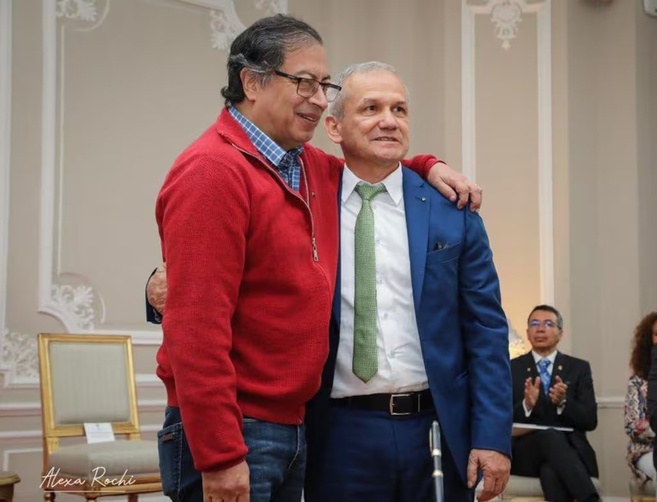 ¿Renunció o lo echaron?