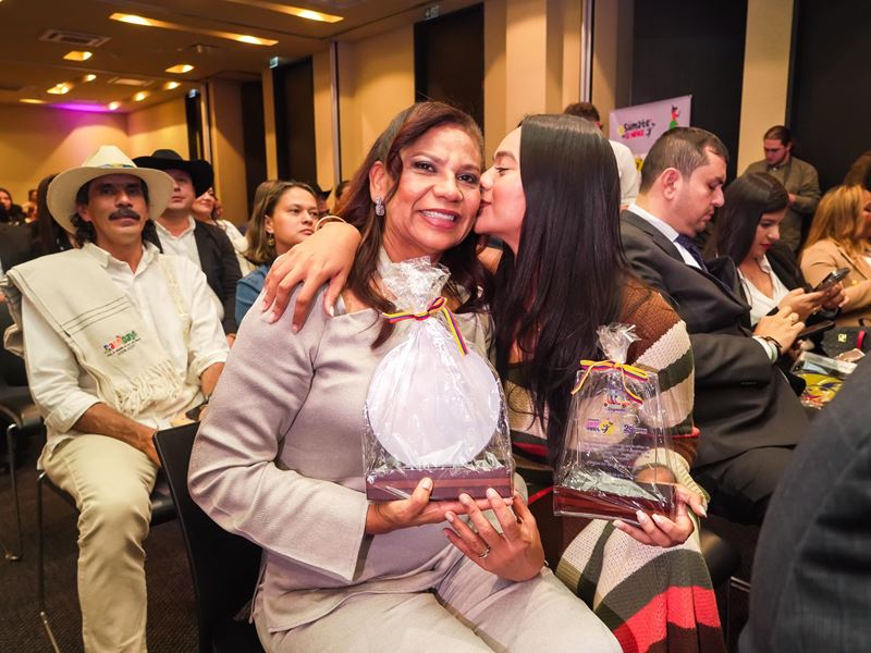 Gobernadora Lucy García recibió premio