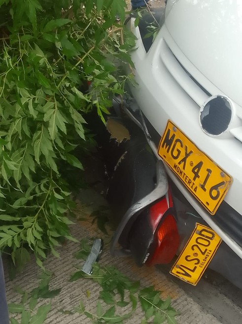 Mototaxista herido en choque de carro y moto