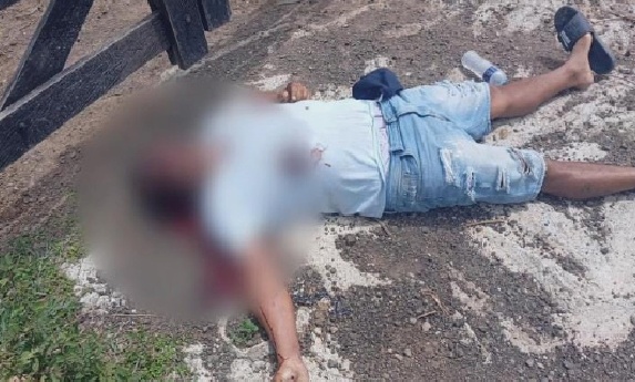 Lo hallaron muerto en un corral