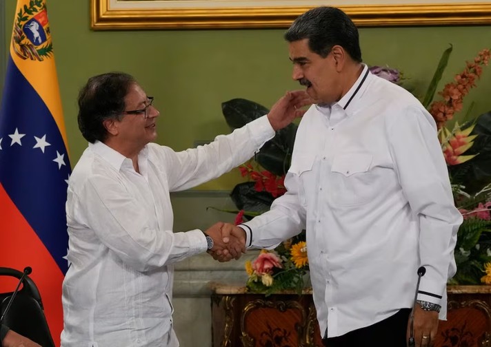 Petro no rechaza el fraude de Maduro e invoca el "espíritu de Chávez"