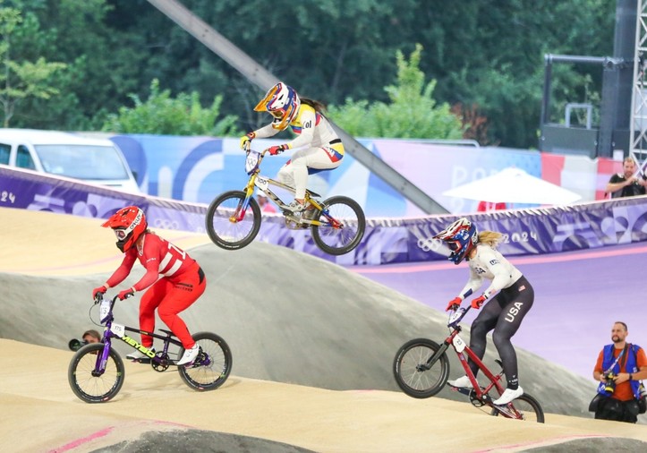 Colombia más cerca de una medalla con el BMX racing