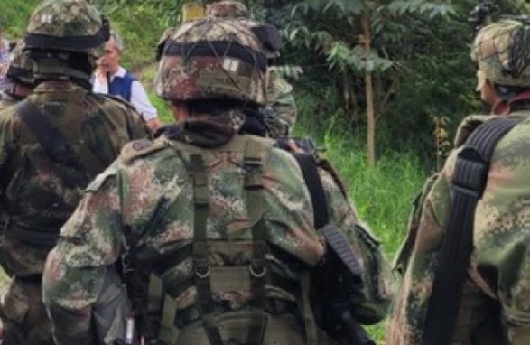 Un camión del Ejército fue detenido por hombres armados en el Cauca