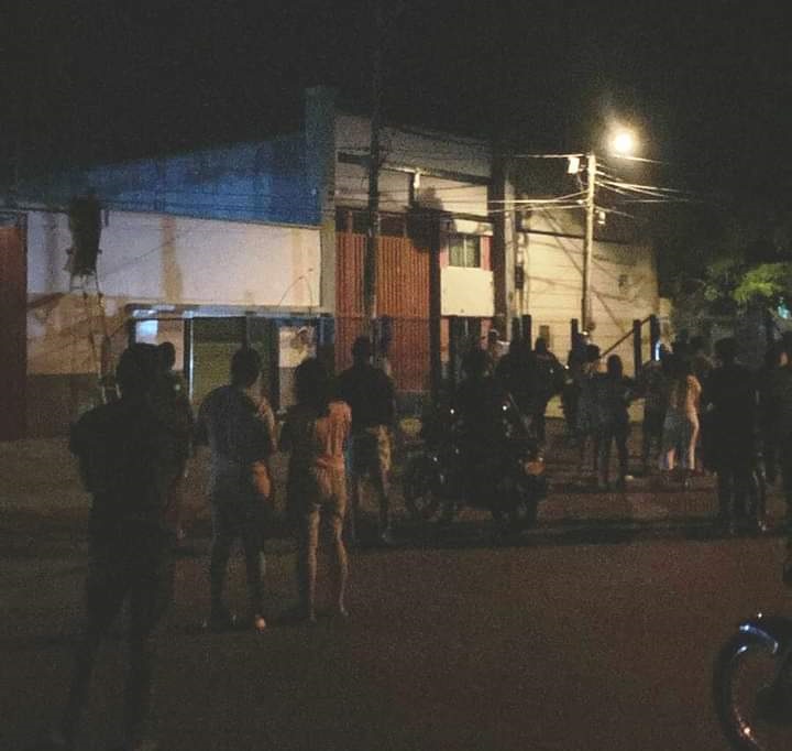 Se cayó del techo, está muy grave