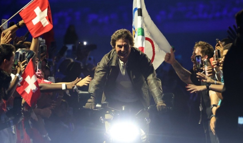 Tom Cruise lleva la bandera olímpica a su próxima sede: Los Ángeles