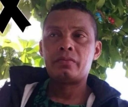 Se dio contra un árbol y perdió la vida