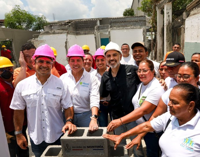 Alcalde, Gerente de Ciudad y Gerente de Vidasinú colocaron la primera piedra del centro de salud de El Dorado