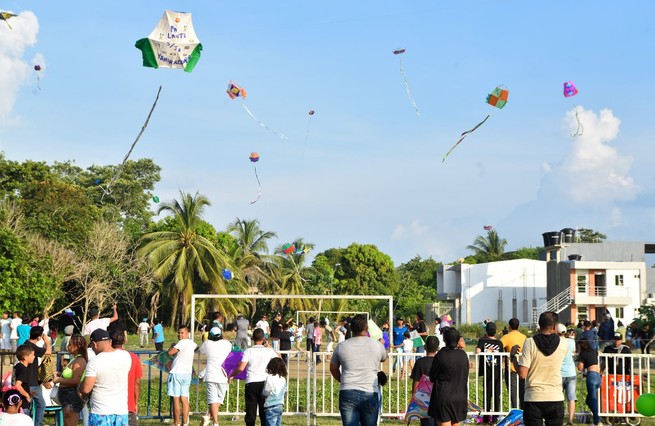 Los sincelejanos colocaron a volar su creatividad y llenaron el cielo de barriletes