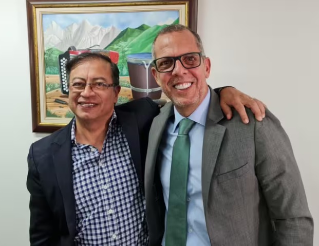 Igual a Maduro: Hombre cercano a Petro le pidió al Presidente suspender X en Colombia