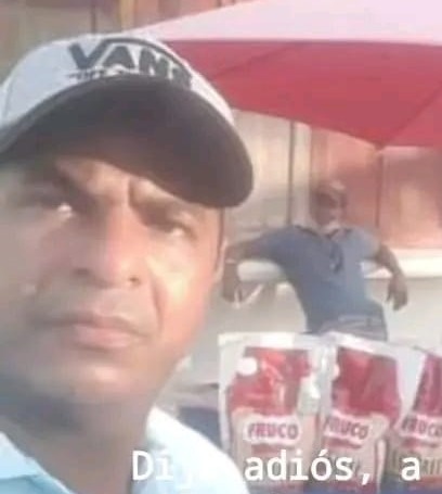 Le cayó un poste en la cabeza y lo mató