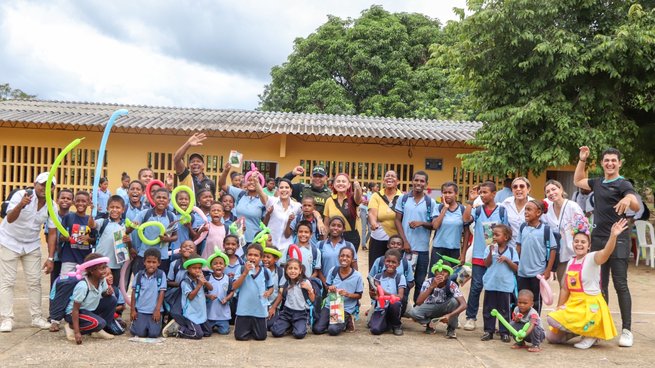 Estudiantes recibieron kits escolares
