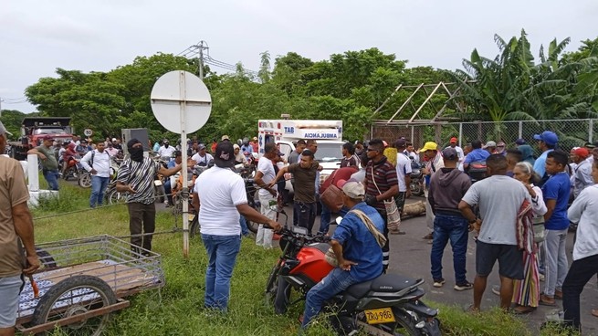 Habitantes de Santa Lucía bloquearon nuevamente la vía Santa Fe