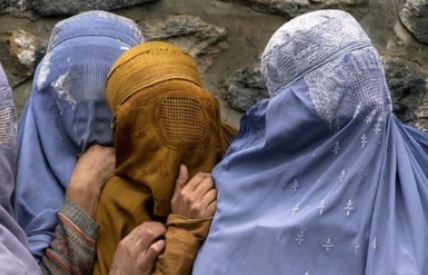 Talibanes prohíben a las mujeres hablar en público para evitar las 'tentaciones'
