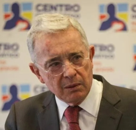 Uribe pide cautela en venta de participación de EPM en Tigo-Une
