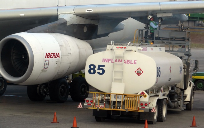 Advierten posible escasez de combustible para aviones en Colombia 