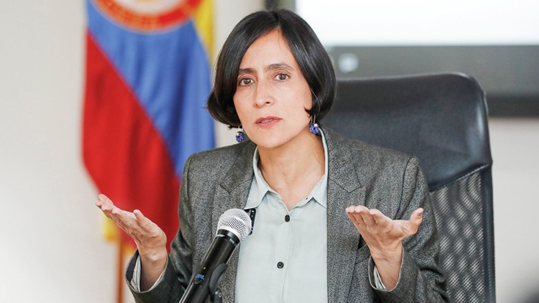 MinAmbiente defiende la descarbonización en medio de crisis de combustible aéreo