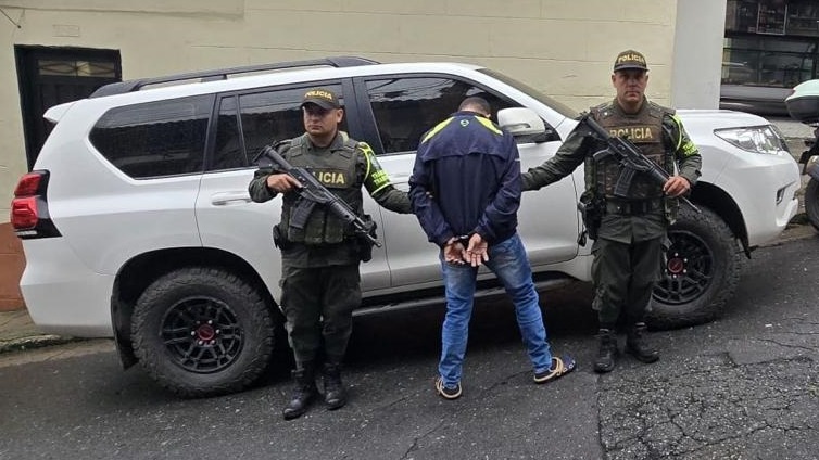 Policía recupera camioneta robada