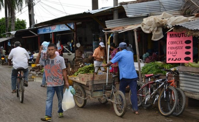 Se encarecen alimentos por paro de camioneros