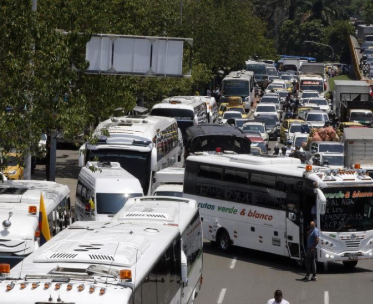 Cuarto día de bloqueos en vías por el paro camionero en Colombia