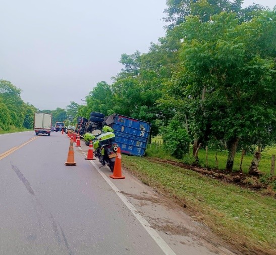 Tractomula terminó volcada en la vía Chinú-Sampués