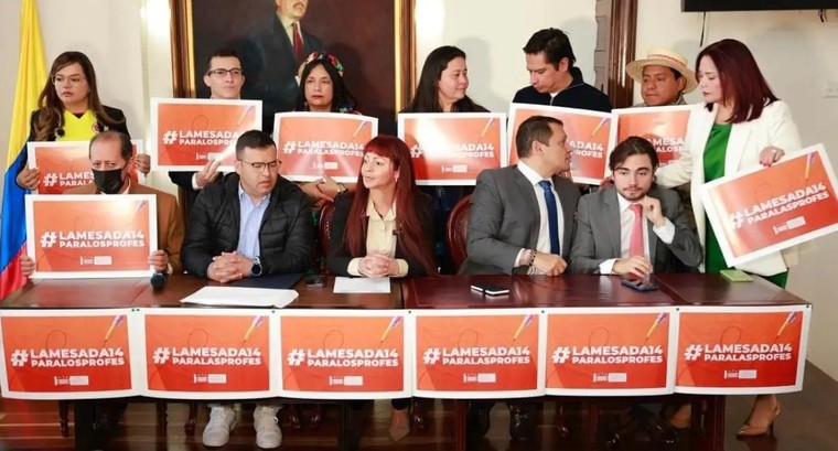 Congresistas buscan revivir la mesada 14 para docentes