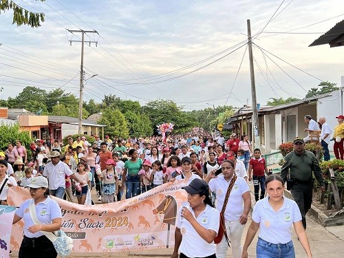 Niños cabalgaron en sus caballos de palo