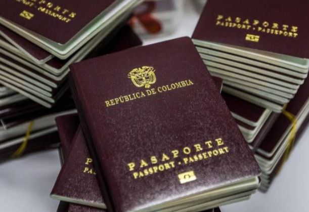 El canciller Murillo anuncia reducción de precio en pasaportes a partir de octubre