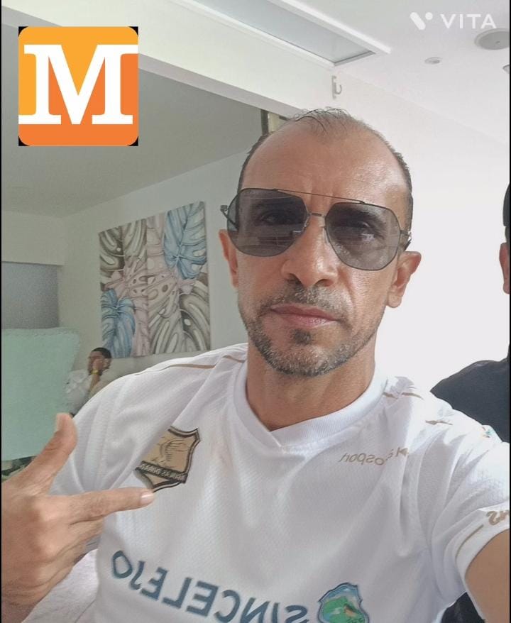 Estaría extorsionando a una mujer