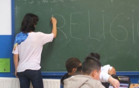 La Corte Constitucional aclaró que los colegios públicos no podrán imponer un credo en particular