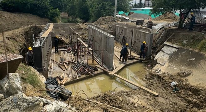 Avanza construcción para mejorar flujo vehicular en el norte