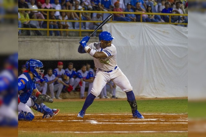 Vaqueros afina su bate