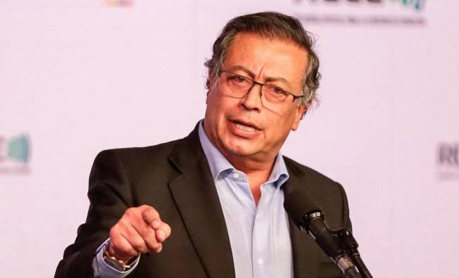 "No es a los jóvenes a quienes se entierra, es a la violencia" : Petro al ELN