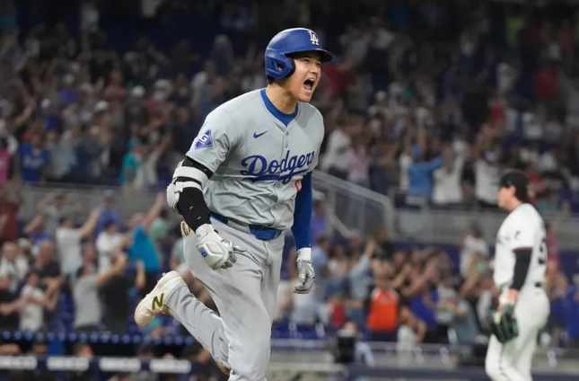 ¡Histórico! Shohei Ohtani se convierte en el primer jugador 50-50 en MLB