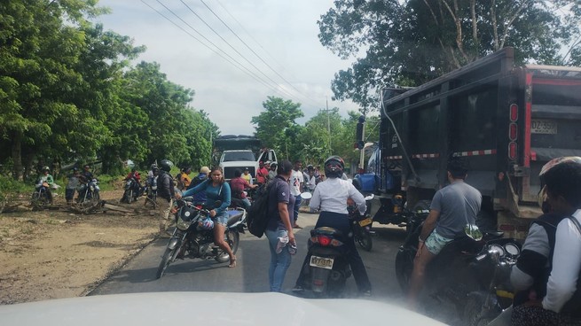 Reclaman terminación de la vía y agua en Toluviejo