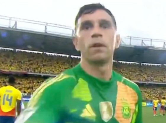Dibu Martínez es sancionado con dos partidos por Fifa