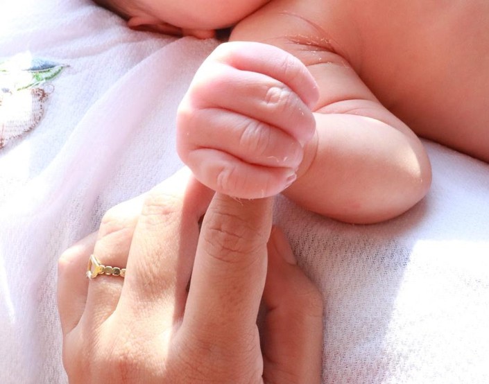 Bebe nació con tres ADN